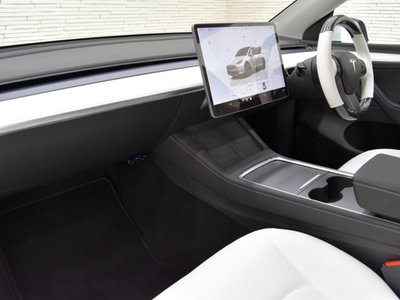 TESLA MODEL Y - 8