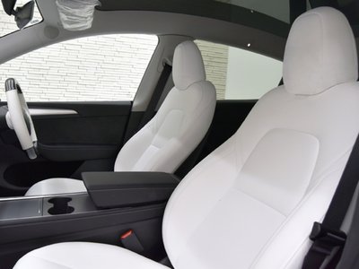TESLA MODEL Y - 7