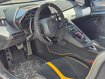 LAMBORGHINI AVENTADOR - 4