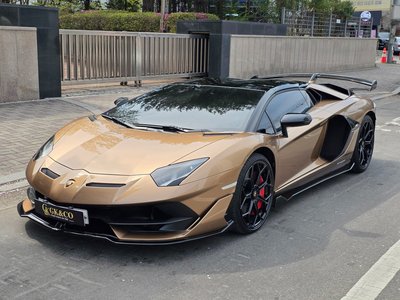LAMBORGHINI AVENTADOR - 1