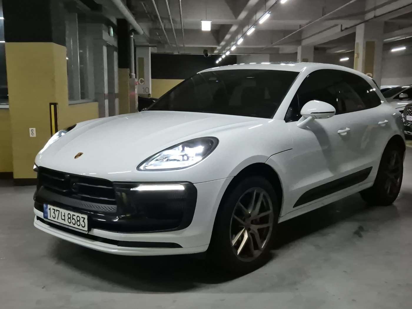 PORSCHE MACAN - View 1