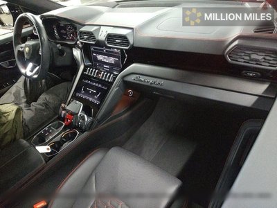 LAMBORGHINI URUS - 3