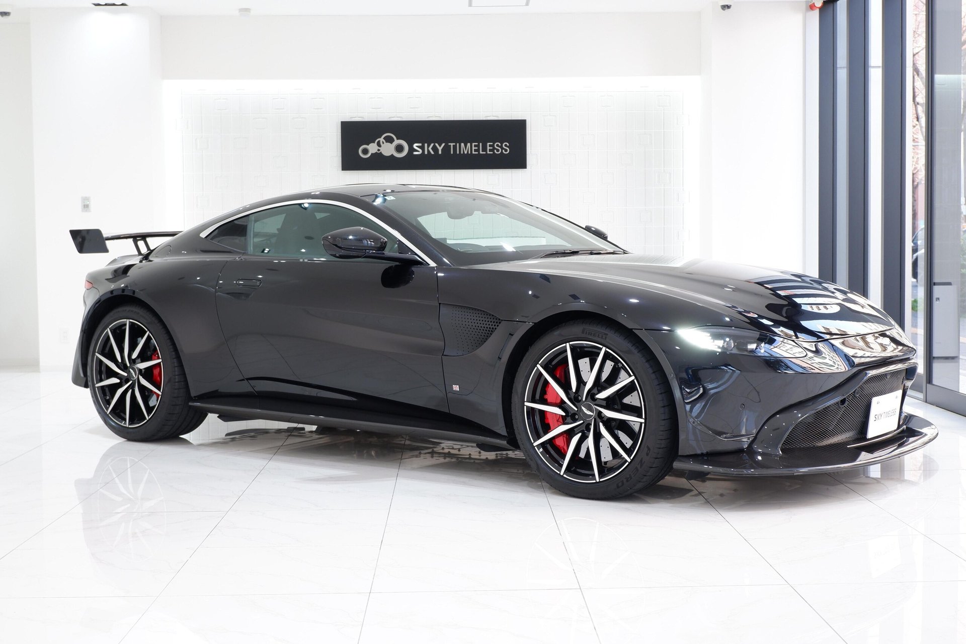 ASTON MARTIN VANTAGE - View 1