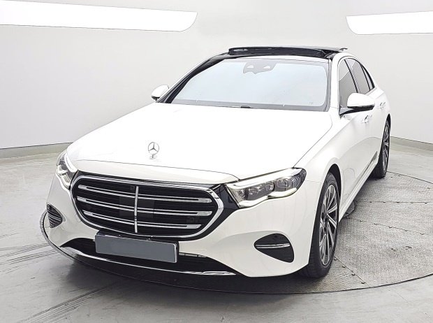 MERCEDES-BENZ E-CLASS - View 1