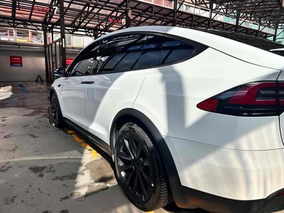 TESLA MODEL X - 9