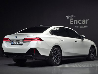 2025 BMW 5 SERIES photo 4