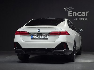 2025 BMW 5 SERIES photo 3