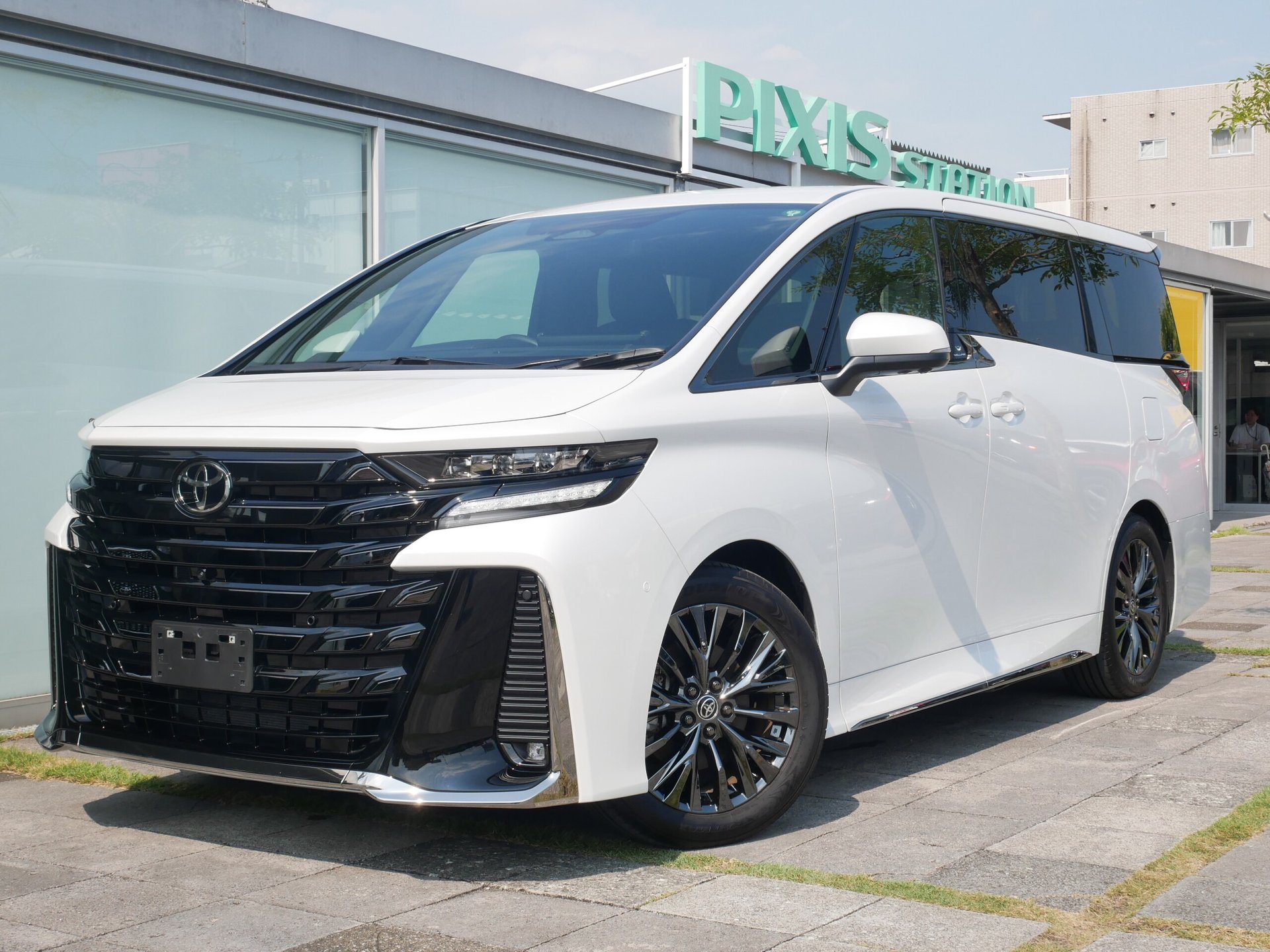 TOYOTA VELLFIRE - View 1