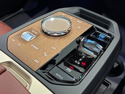 2024 BMW IX thumbnail 24
