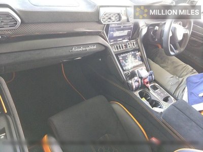 LAMBORGHINI URUS - 3