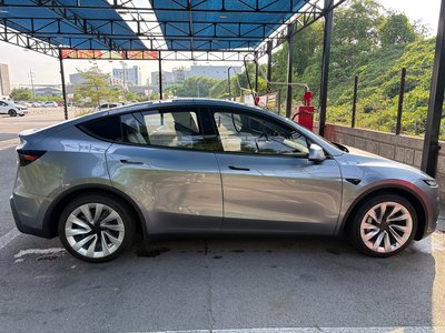 TESLA MODEL Y - 3