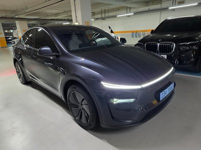 TESLA MODEL Y - 8