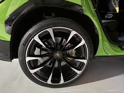 LAMBORGHINI URUS - 6