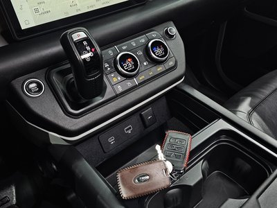 LAND ROVER DEFENDER - 9