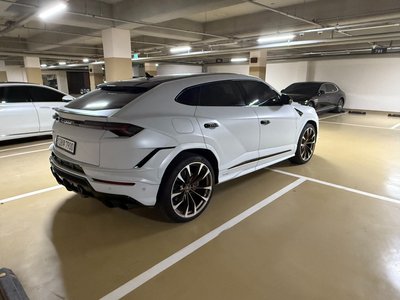 LAMBORGHINI URUS - 4
