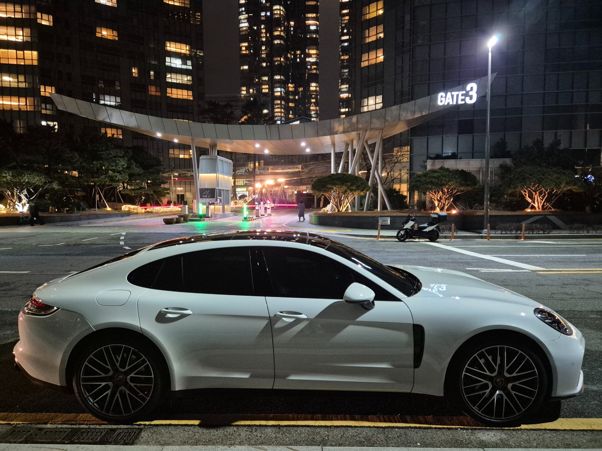 PORSCHE PANAMERA - View 1