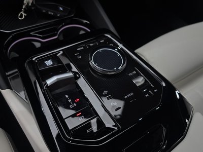 2025 BMW 5 SERIES 缩略图 12