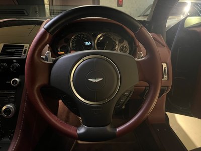 ASTON MARTIN V8 - 10