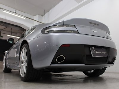 ASTON MARTIN V8 - 10