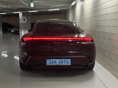صورة 4 لـ 2021 Porsche TAYCAN
