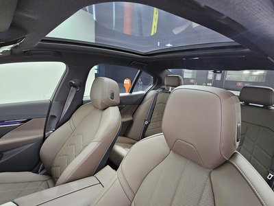 2025 BMW 5 SERIES — миниатюра 25