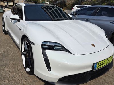 PORSCHE TAYCAN - 1