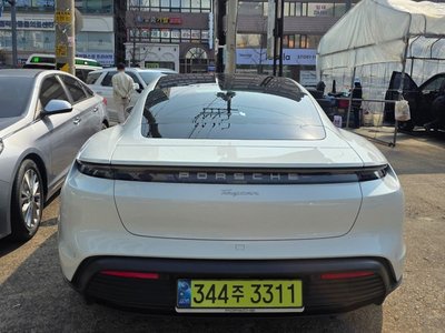 PORSCHE TAYCAN - 3