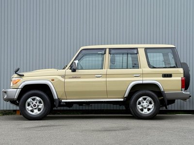 TOYOTA LAND CRUISER 70 - 9