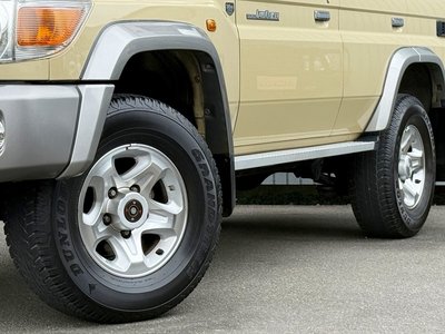TOYOTA LAND CRUISER 70 - 10
