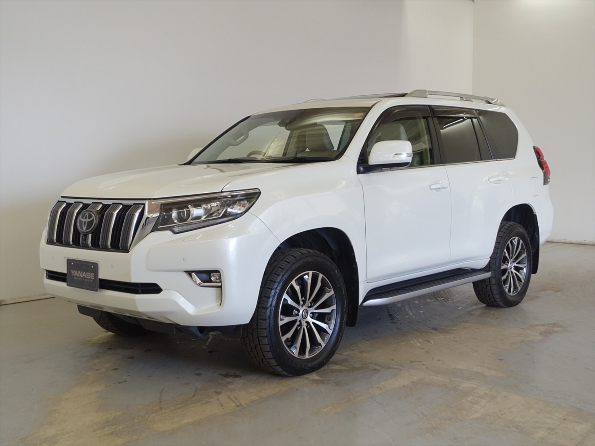 TOYOTA LAND CRUISER PRADO - View 1