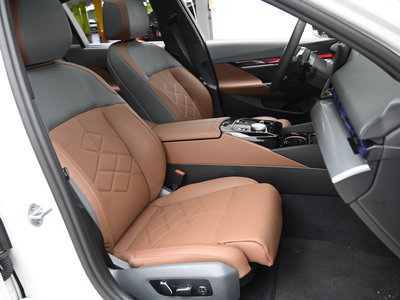 صورة 10 لـ 2025 BMW 5 SERIES