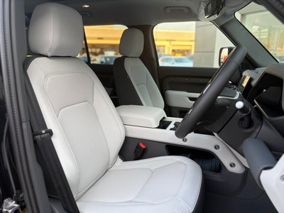 LAND ROVER DEFENDER - 9