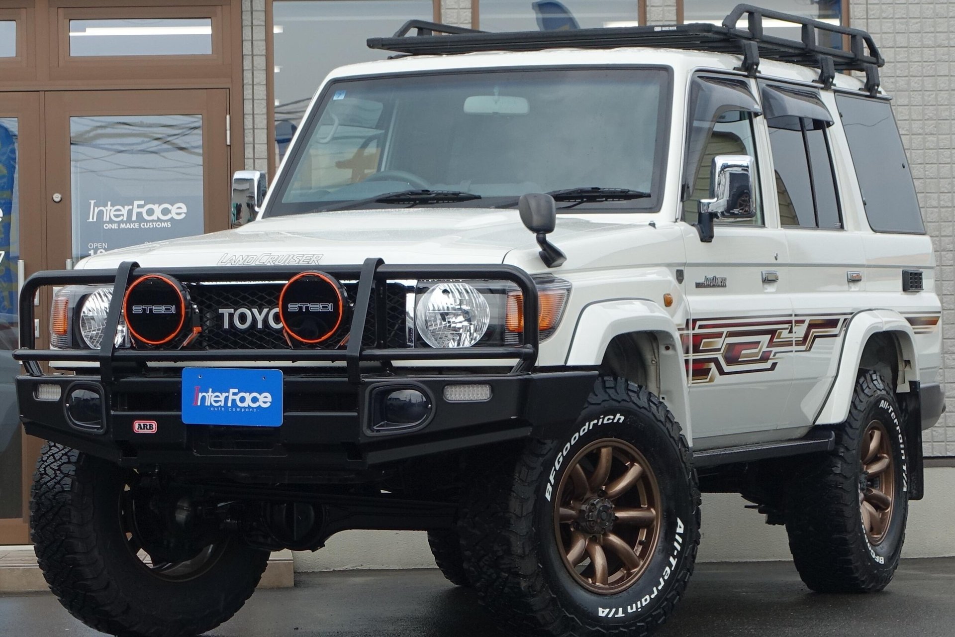TOYOTA LAND CRUISER 70 - View 1