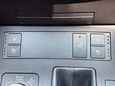 2021 Lexus IS — миниатюра 18
