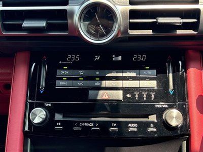 2021 Lexus IS — миниатюра 17