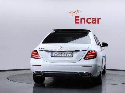 MERCEDES-BENZ E-CLASS - 4
