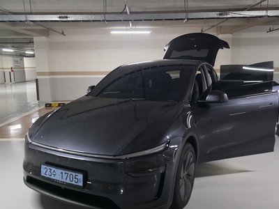 TESLA MODEL Y - 3