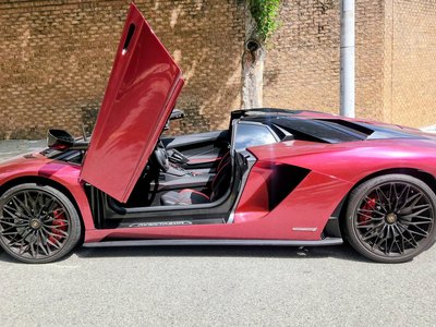 LAMBORGHINI AVENTADOR - 1