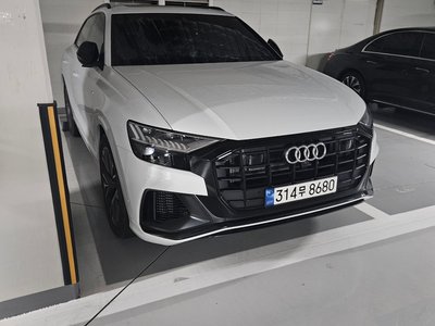 AUDI Q8 - 1