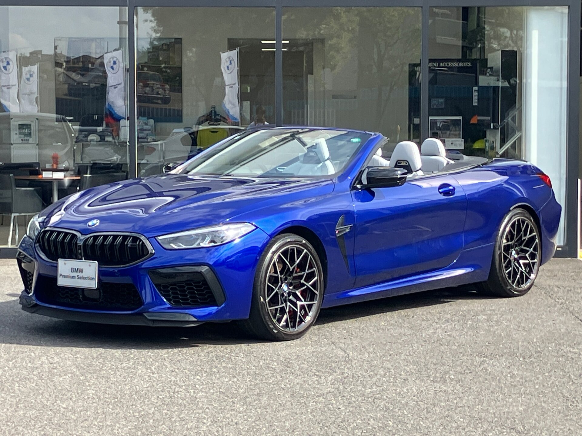 BMW M8 CABRIOLET - View 1