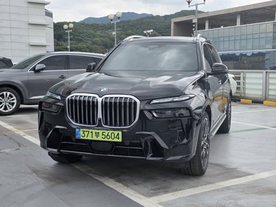 2025 BMW X7 photo 2