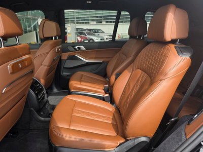 2025 BMW X7 thumbnail 11