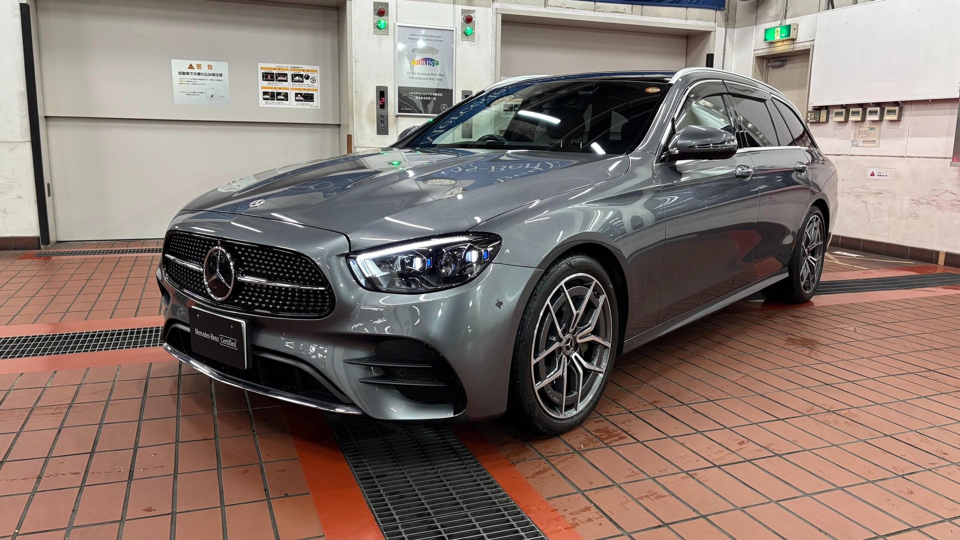 MERCEDES-BENZ E-CLASS WAGON - View 1