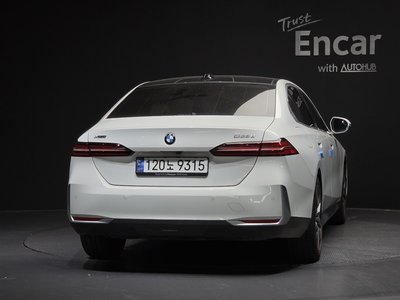 صورة 4 لـ 2024 BMW 5 SERIES