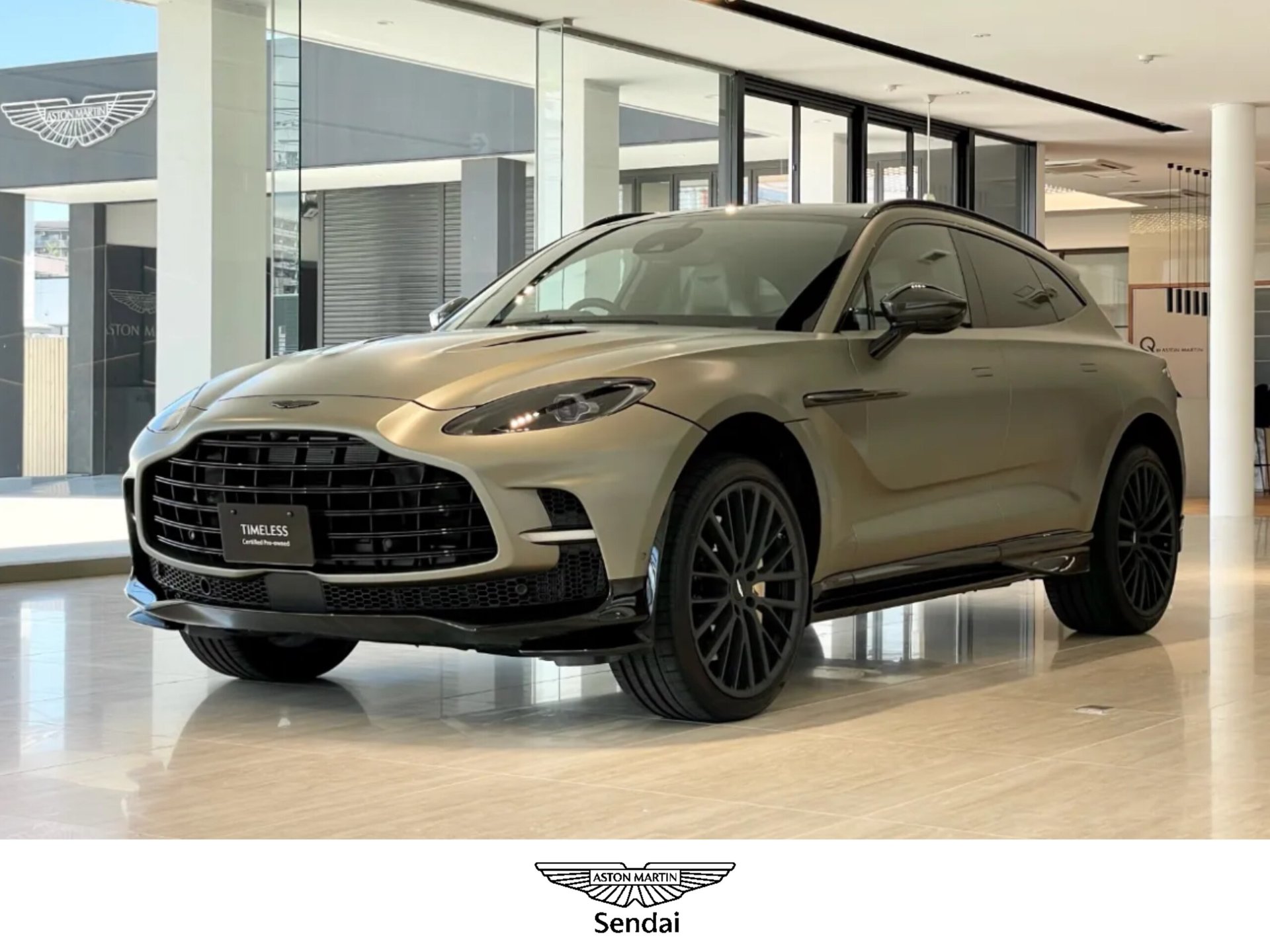 ASTON MARTIN DBX - View 1