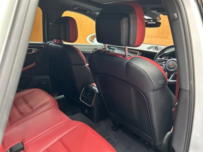 PORSCHE MACAN - 8