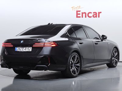 2025 BMW 5 SERIES photo 4