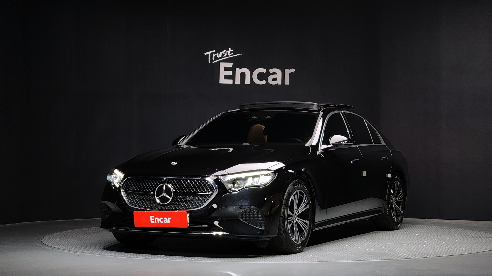 MERCEDES-BENZ E-CLASS - View 1