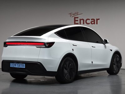 TESLA MODEL Y - 3