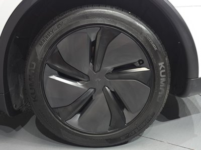 TESLA MODEL Y - 8